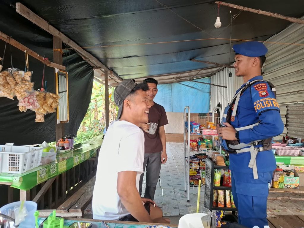 Anggota KP.VI-10-15 Natai Kuini Laksanakan Kegiatan Polisi RW di Wilayah Pesisir