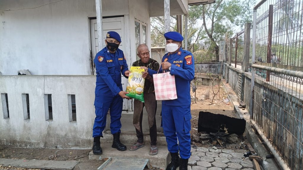 POLISI PENOLONG, SATPOLAIRUD POLRES KETAPANG BERIKAN BANTUAN SEMBAKO KEPADA WARGA KURANG MAMPU