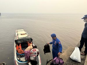 POLISI PENOLONG, PERSONEL POLAIRUD BATU AMPAR BANTU ANGKAT BARANG PENUMPANG SPEED BOAT DI PELABUHAN SARINA