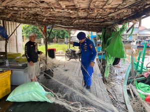 POLISI PENOLONG, PERSONEL POLAIRUD BANTU NELAYAN PERBAIKI JARING IKAN DI WILAYAH PALOH