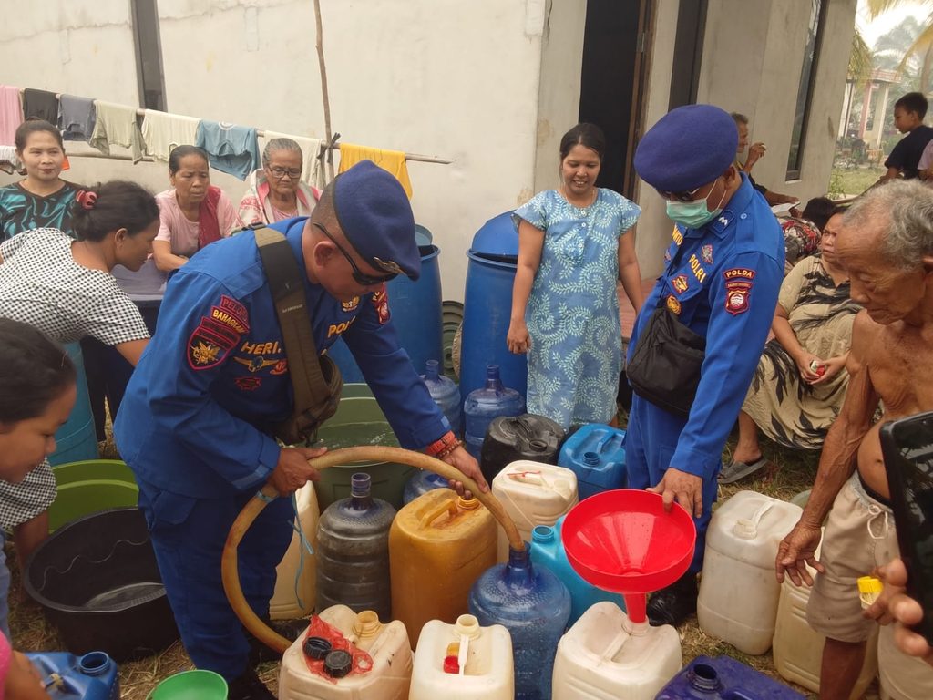 POLISI PENOLONG, KP. VI-10-10 TELUK MELANO SALURKAN 2.000 LITER AIR BERSIH KEPADA WARGA DESA MATA-MATA