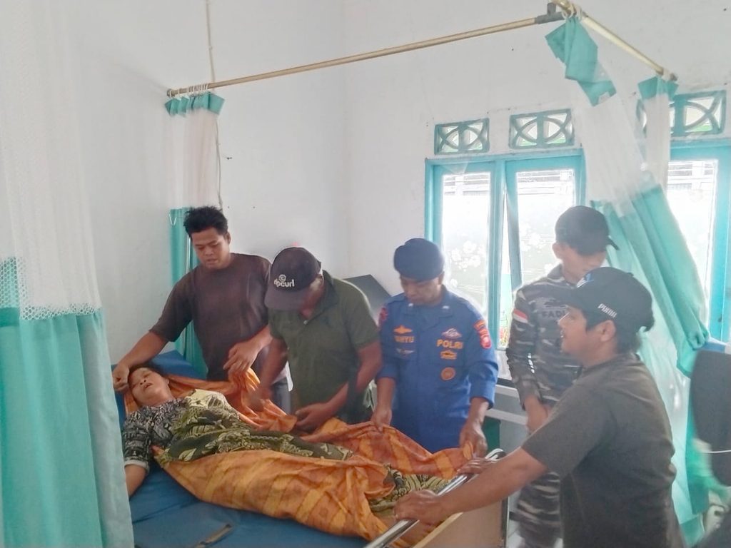 POLISI PENOLONG, PERSONEL KP. BIDARA VI-2002 BANTU ANTAR WARGA SAKIT KE PUSKESMAS