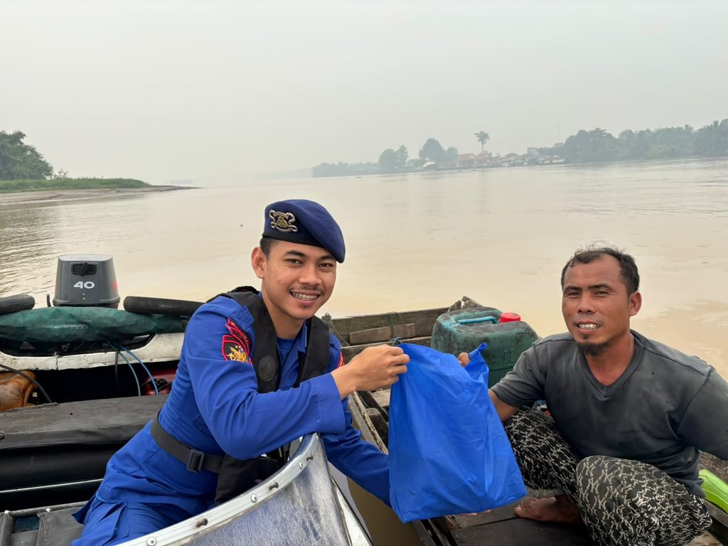 Polisi Penolong, Personel Ditpolairud Polda Kalbar KP. VI-1018 TPI Sui Rengas Bantu ABK Angkut Tabung Gas ke Kapal