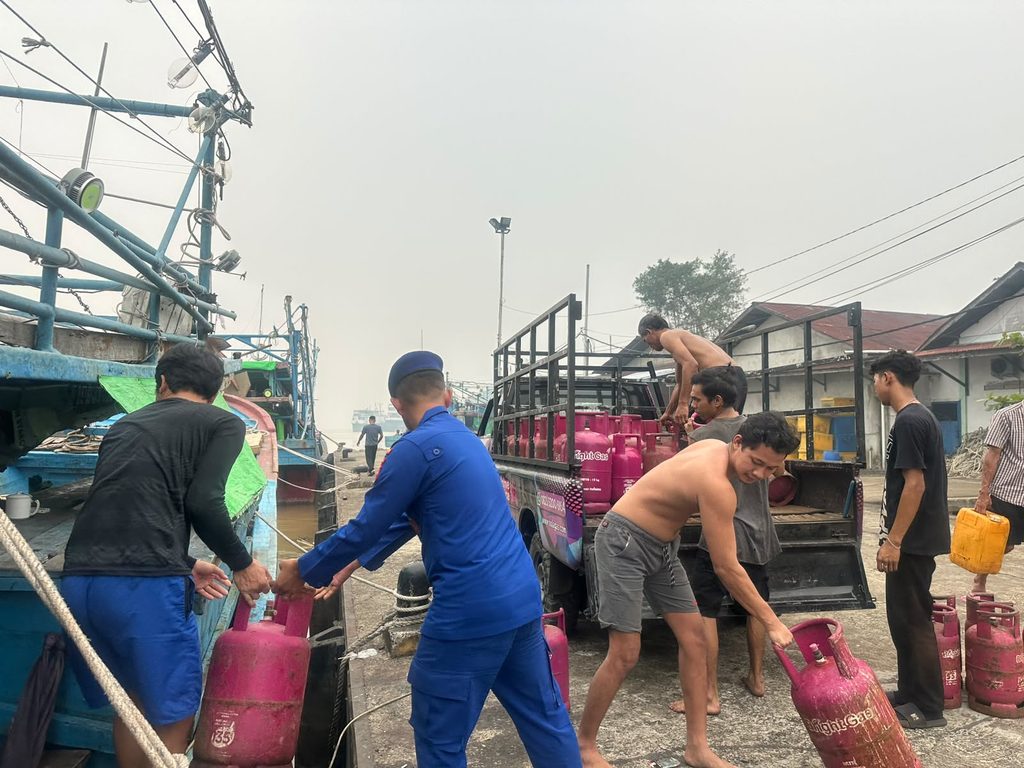 Polisi Penolong, Personel Ditpolairud Polda Kalbar KP. Sempadi VI-1005 Sukalanting Salurkan Paket Sembako untuk Nelayan Tradisional
