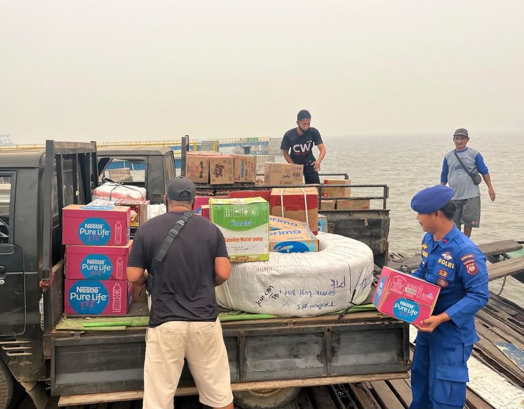 Polisi Penolong, Personel Ditpolairud Polda Kalbar KP. VI-10-09 Teluk Batang Bantu Gotong Royong Bongkar Muat Barang di Pelabuhan