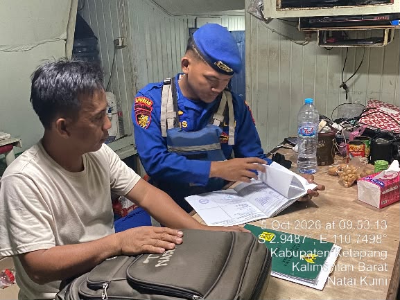 CEK ADMINISTRASI KAPAL, KP.VI-10-15 MELAKSANAKAN PEMERIKSAAN DOKUMEN KAPAL YANG AKAN BERLAYAR