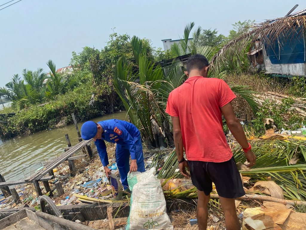 KP.VI-10-15 LAKSANAKAN BERSIH BERSIH SAMPAH DI PESISIR PERAIRAN NATAI KUINI